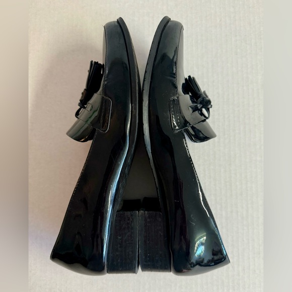 Tahari Looker Loafer- Black classic patent leather loafer with tassle.Size 10.5 - Picture 5 of 8